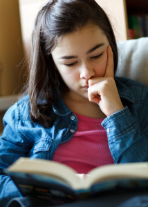 girl_studying_on_couch_12005166_xxl